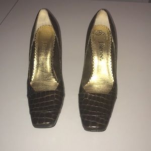 9W Brown Heels.  🌹